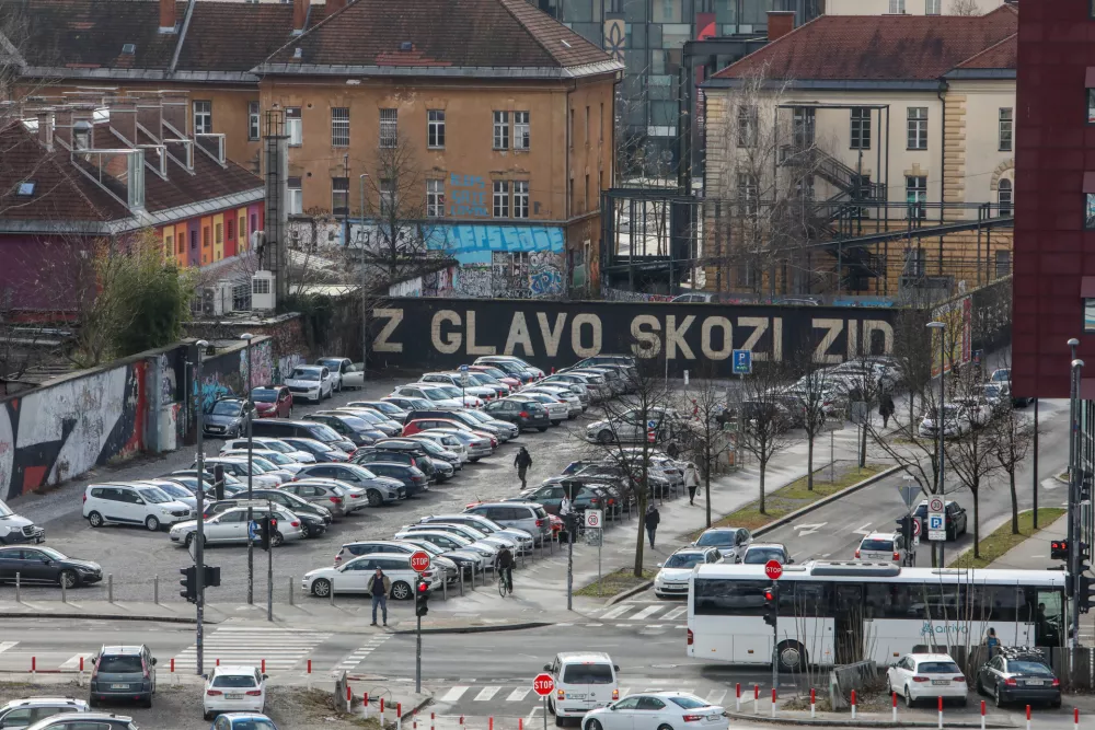 - Simbolična fotografija, trma, vztrajnost brez razloga, Politika. Napačne odločitve.- 29.01.2025. -Parkirišče Metelkova, Napis na steni: Z glavo skozi zid.//FOTO: Bojan Velikonja