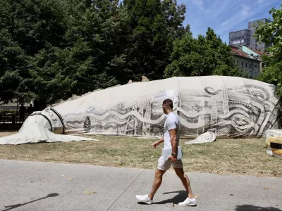 Ana Desetnica, kit Miklošičev park