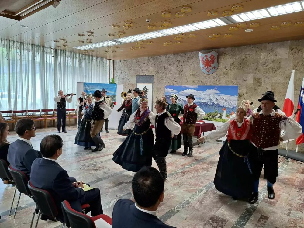 Župan Mestne občine Kranj Matjaž Rakovec in župan japonskega mesta Fukui Shigeru Saigyo sta podpisala pismo o nameri o pobratenju. / Foto: Arhiv Mestne Občine Kranj