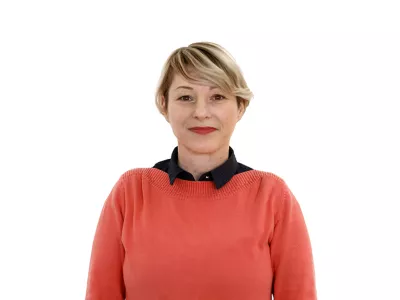Nataša Bucik OzebekZA ONLINE - Redakcija Dnevnik 2024 - portreti za komentarje in kolumne - kolumnisti - komentatorji – novinarji - portret //FOTO: Luka Cjuha