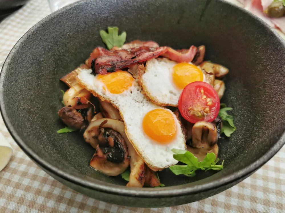 Bukovih ostrigarji in jurčki s panceto ter prepeličjimi jajčki. / Foto: Miha First