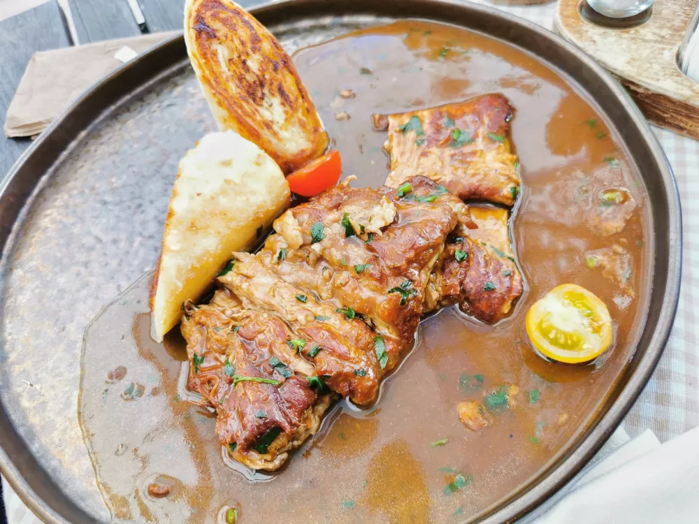 Teletina v naravni omaki s sirovimi štruklji / Foto: Miha First