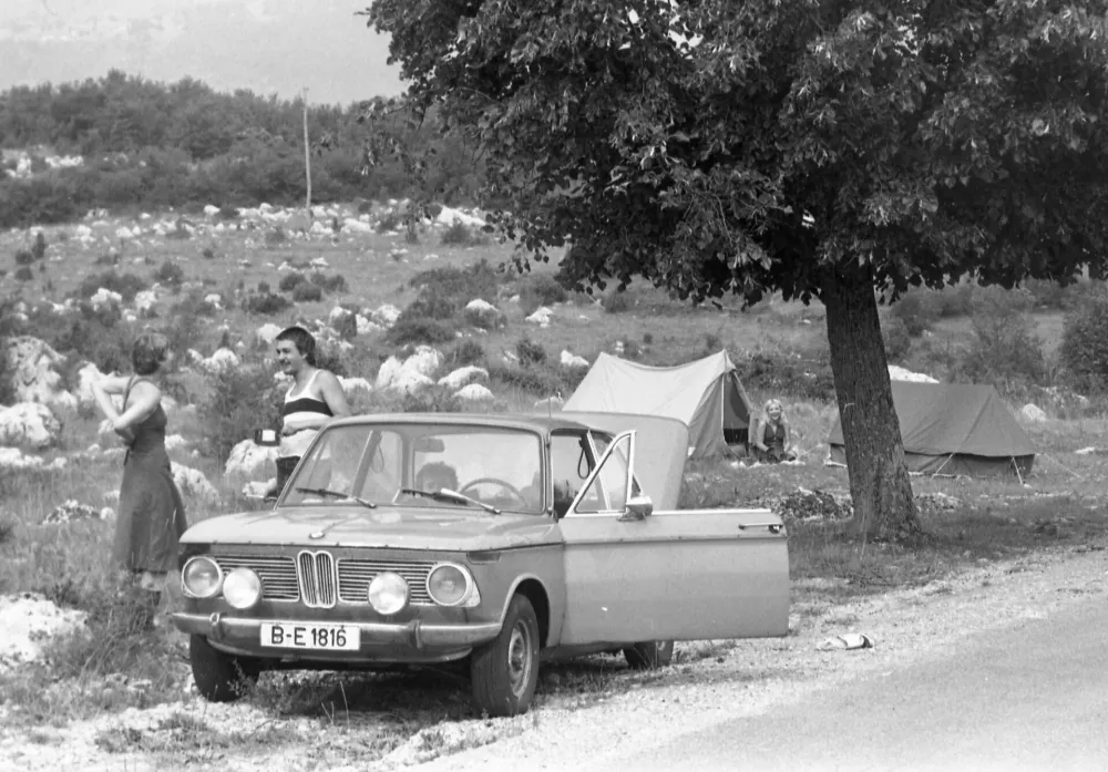 Kampiranje v divjini / Foto: Marjan Ciglič, hrani Muzej novejše in sodobne zgodovine Slovenije