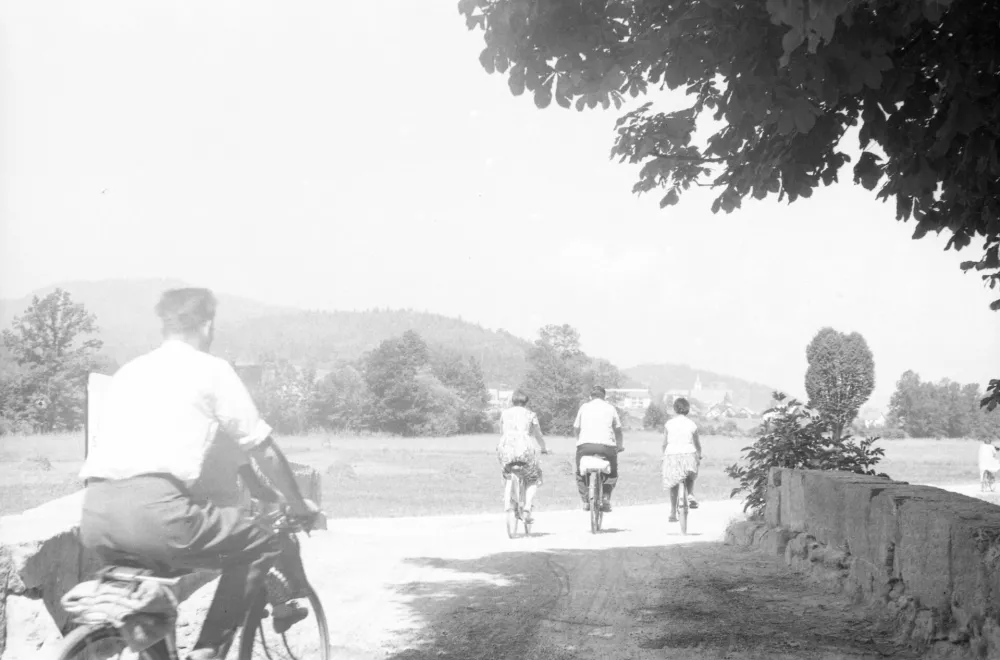 Na kopanje s kolesi / Foto: Marjan Ciglič, hrani Muzej novejše in sodobne zgodovine Slovenije