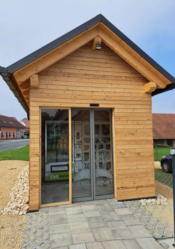 Zala mala je trgovinica-avtomat, ki deluje 24 ur na dan in se nahaja prav tako v Stročji vasi. / Foto: Osebni Arhiv