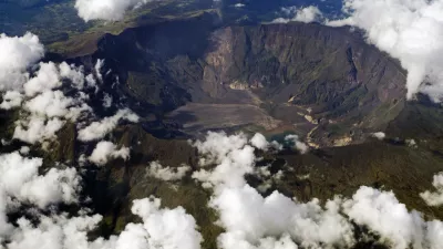 Vulkan, ki se je zbudil v 19. stoletju in povzročil gorje po domala celem planetu. / Foto: Istock