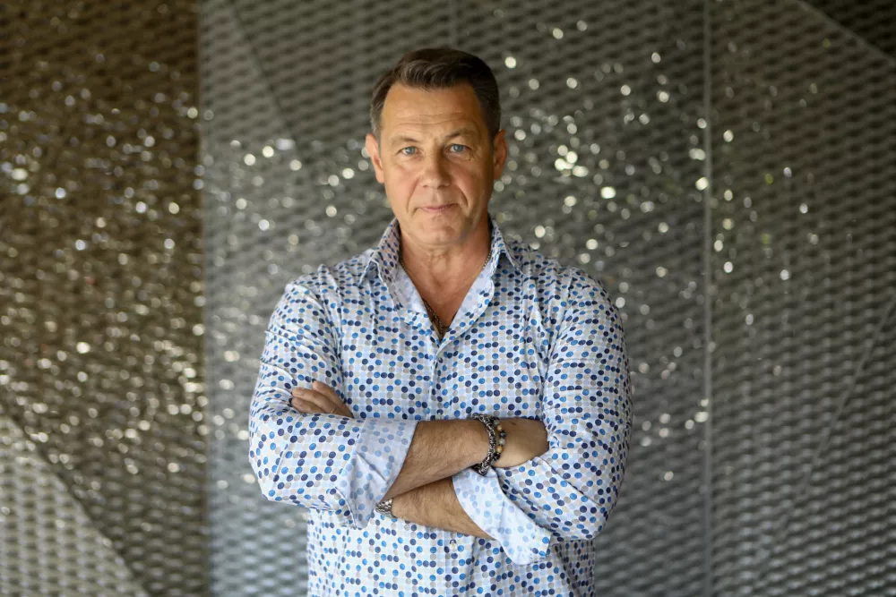 »Med prelomnimi točkami na samostojni poti je bil prav gotovo nastop na Slovenski popevki leta 2012, kjer sva kot avtorja prvič združila moči z Matjažem Vlašičem.« / Foto: Luka Cjuha