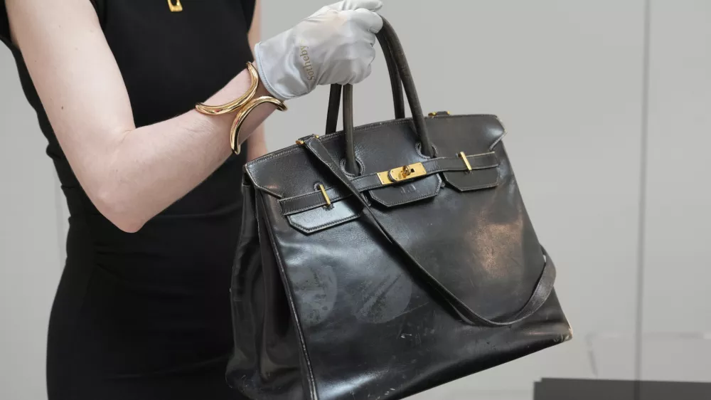 Prvo, originalno torbico znamke Hermès Birkin so prodali za rekordnih 8,6 milijona evrov. / Foto: AP