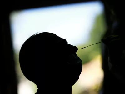 Veliko ljudi se danes ob znakih morebitne okužbe z virusom covida-19 niti ne testira. / Foto: Reuters