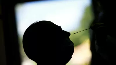 Veliko ljudi se danes ob znakih morebitne okužbe z virusom covida-19 niti ne testira. / Foto: Reuters