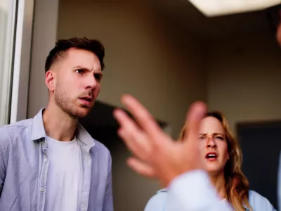 Če gre za posamezne izpade, ki ne vključujejo groženj s telesno poškodbo, je ukrep lahko prijava stanovanjski inšpekciji ali obvestilo upravniku. / Foto: iStock