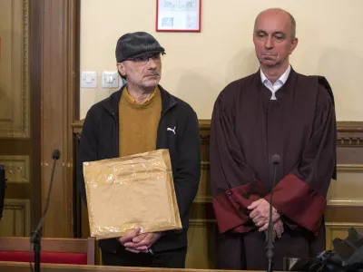 ﻿Michel Stephan, libanonskemu kemiku je sodišče prisodilo sedem let in 10 mesecev zaporne kazni, za kaznivo dejanje nedovoljenega prometa z orožjem pa štiri mesece. Enotna kazen je osem let zapora.Stephanov odvetnik Gorazd Fišer- 14.05.2019 – izrek sodbe - sojenje Michelu Stephanu, ker naj bi prebeglega nekdanjega pripadnika iraške policije Alija Hamzaha Rashida napeljeval k umoru dr. Janeza Plavca s Kemijskega inštituta in mu za umor ponujal 25.000 evrov. //FOTO: Matjaž Rušt