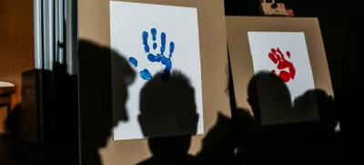 simbolična fotografija, šolstvo, otroci, risba, odtis roke predsednika vlade in ministrice za šolstvo, sence- 28.03.2017 - OŠ Brezovica pri Ljubljani - projekt SKUPAJ SMO VEČJI - otroci in šolarji ustvarjali risbe in slike z namenom sestaviti največjo sestavljeno risbo na svetu za guinnessovo knjigo rekordov.    //FOTO: Bojan Velikonja / Foto: Bojan Velikonja