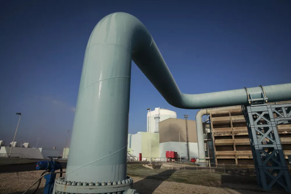 - 4.12.2013 - Nuklearna elektrarna Kr&scaron;ko - NEK je opremljena z Westinghousovim lahkovodnim tlačnim reaktorjem toplotne moči 2000 MW. Njena moč na pragu je 696 MW. Elektrarna je priključena na 400 kV omrežje za napajanje potro&scaron;nih sredi&scaron;č v Sloveniji in Hrva&scaron;ki. stavba//FOTO: Luka Cjuha