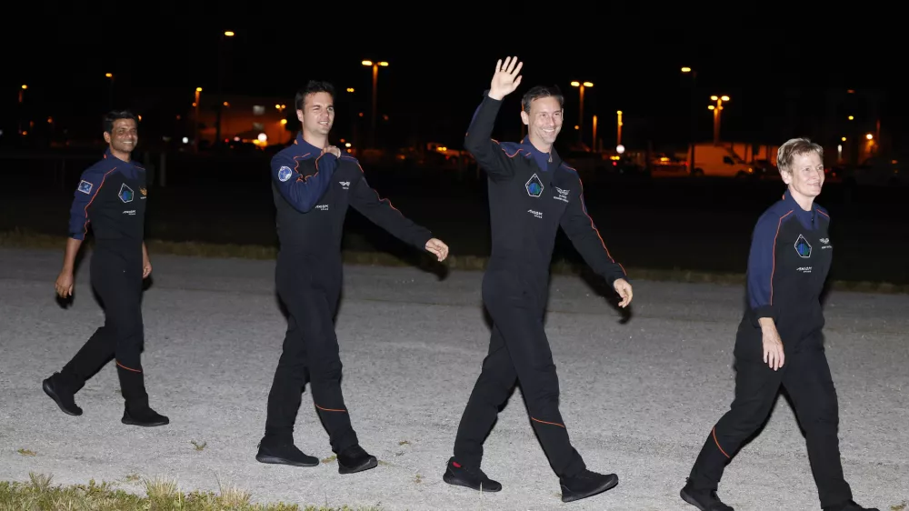 SpaceX Falcon 9 crew, left to right, Shubhanshu Shukla of the Indian Space Research Organization, Tibor Kapu of Hungary, Slawosz Uznanski-Wisniewski of Poland, and commander Peggy Whitson before departing for pad 39A for a mission to the International Space Station at the Kennedy Space Center in Cape Canaveral, Fla., Tuesday, June 24, 2025. (AP Photo/Terry Renna) / Foto: Terry Renna
