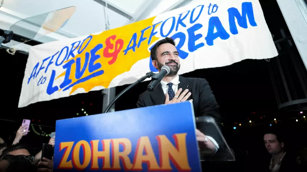 Zohran Mamdani gestures as he speaks during a watch party for his primary election, which includes his bid to become the Democratic candidate for New York City mayor in the upcoming November 2025 election, in New York City, U.S., June 25, 2025. REUTERS/David 'Dee' Delgado   TPX IMAGES OF THE DAY / Foto: David Delgado