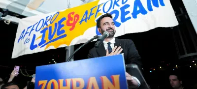 Zohran Mamdani gestures as he speaks during a watch party for his primary election, which includes his bid to become the Democratic candidate for New York City mayor in the upcoming November 2025 election, in New York City, U.S., June 25, 2025. REUTERS/David 'Dee' Delgado   TPX IMAGES OF THE DAY / Foto: David Delgado