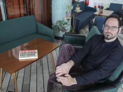 - 21.04.2022 – dr. Gal Kirn, politični in kulturni teoretik – avtor knjige Partizanski Protiarhiv: umetniški in spominski prelomi jugoslovanskega NOB //FOTO: Jaka Gasar / Foto: Jaka Gasar