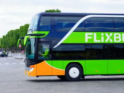 Flixbusov avtobus se je prevrnil, potnik v kritičnem stanju