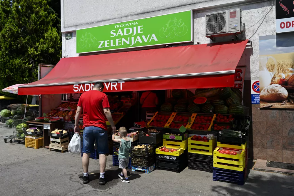 Trgovina Sadje Zelenjava Povšetova25.06.2025 - Nakupovanje ob nedeljah in praznikih, odprte trgovine. FOTO: Nik Erik Neubauer