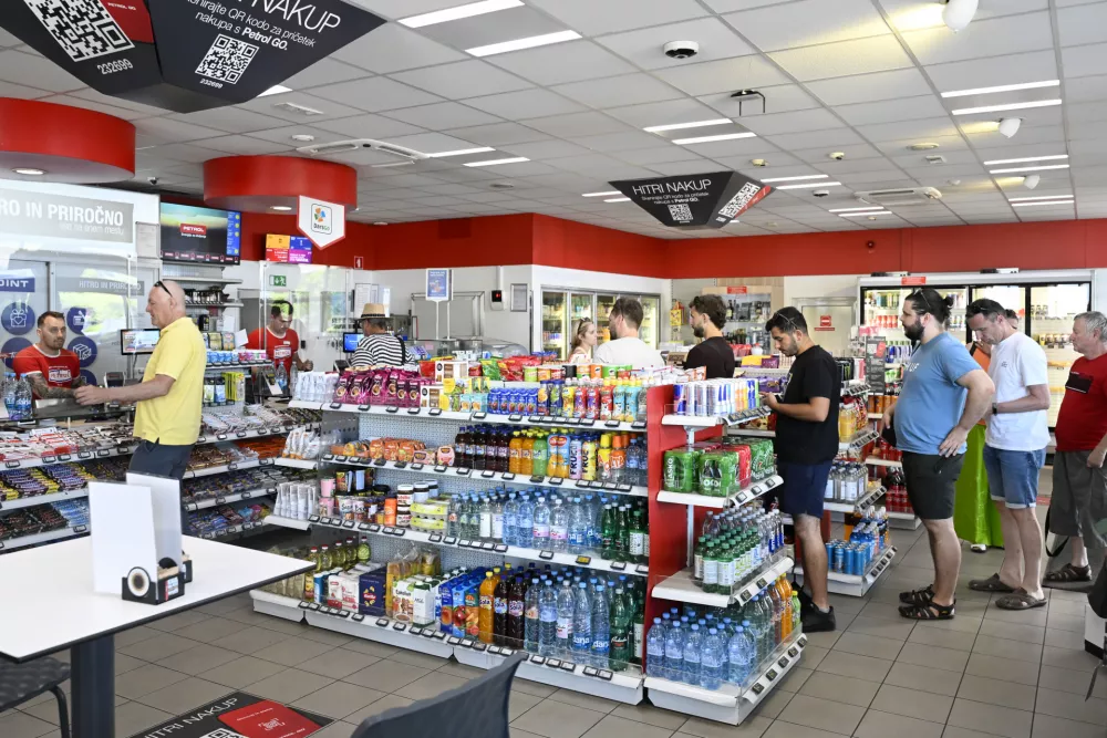 PETROL tržaškabencinska črpalkahiphop trgovina29.06.2025 - Nakupovanje ob nedeljah in praznikih, odprte trgovine. FOTO: Nik Erik Neubauer