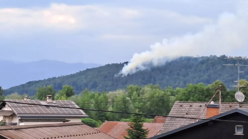 Nadgorica.Na obmocju med Nadgorico in Podgorico pri Ljubljani je izbruhnil obsezen gozdni pozar. Gasilci so za gasenje aktivirali tudi dva letala air tractor in helikopter Slovenske vojske.