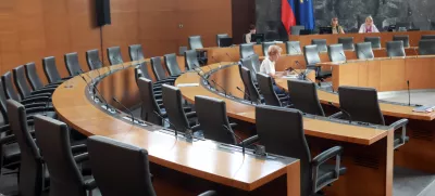 04.07.2025 - parlament,izredna seja DZ, prazni stoli poslanske skupine SDS, obstrukcijaFoto: Tomaž Skale