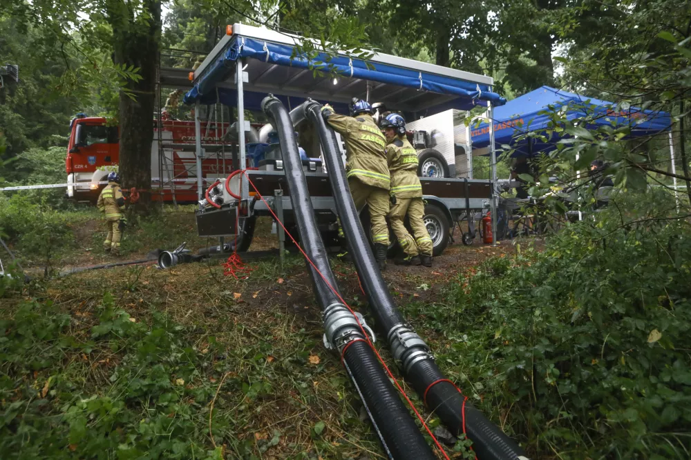 Reka unica - civilna zaščita- 26.07.2022 – kritično stanje vodooskrbe v slovenski Istri – prispeli prvi tovornjaki s cisternami surove vode iz reke Unice v vodarno Rižanskega vodovoda v Cepkih pri Dekanih.  //FOTO: Luka Cjuha / Foto: Luka Cjuha