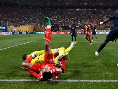 Soccer Football - FIFA Club World Cup - Quarter Final - Paris St Germain v Bayern Munich - Mercedes-Benz Stadium, Atlanta, Georgia, U.S. - July 5, 2025 Bayern Munich's Jamal Musiala sustains an injury after a collision with Paris St Germain's Gianluigi Donnarumma REUTERS/Pablo Morano