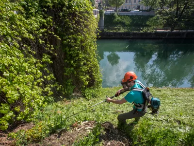 ﻿- 20.04.2016 - Simbolična fotografija - košenje trave ob Ljubljanici - delo - čiščenje - košnja -  ..//FOTO: Maja Marko  