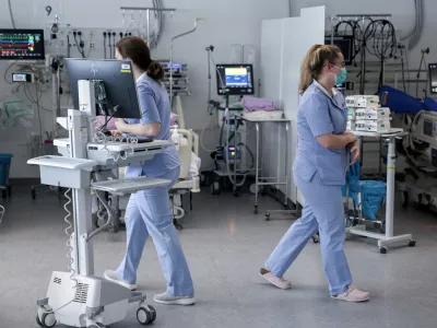 - simbolična fotografija - zdravstvo, zdravnik, medicinska sestra, medicinsko osebje, pacient, bolnica, bolnišnica- 12.03.2025 - ministrica za zdravje Valentina Prevolnik Rupel si je na delovnem obisku v Univerzitetnem kliničnem centru (UKC) ogledala tekoče investicije//FOTO: Jaka Gasar / Foto: Jaka Gasar