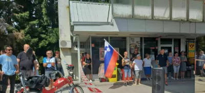 Petrol, zaprtje bencinskega servisa, protest krajanov, Črni vrh nad Idrijo. Foto: Nataša Bucik Ozebek