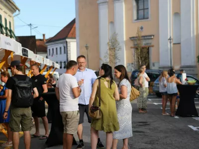 Mestni trg v Metliki se je prelevil v živahno prizorišče uličnega praznovanja. F Zavod Metlika