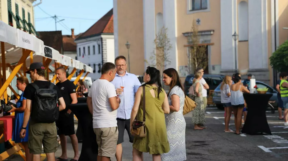 Mestni trg v Metliki se je prelevil v živahno prizorišče uličnega praznovanja. F Zavod Metlika