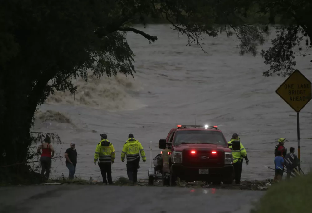 04 July 2025, US, Kerrville: First responders scan the banks of the Guadalupe River in Ingram, TX as rescue efforts to find individuals swept away in early morning flooding on July 4, 2025. Photo: San Antonio Express-News/Express-News via ZUMA Press Wire/dpa