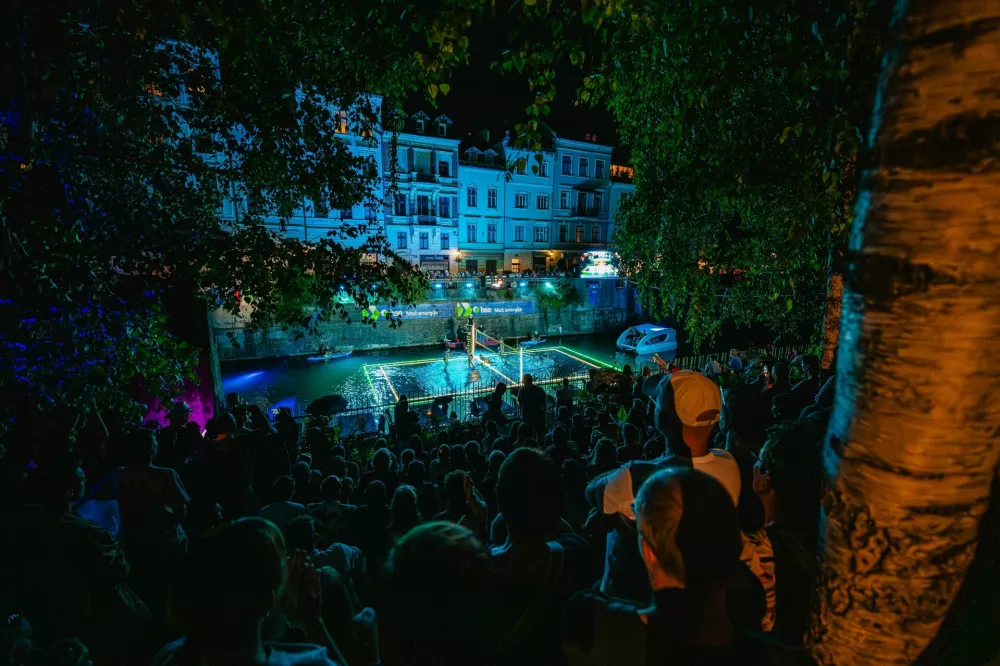 Gledalci, ki so napolnili bregove in mostove okoli prizorišča, so navdušeno pozdravili napete športne boje, z glasnimi aplavzi pa nagradili šove. Foto: Nik Bertoncelj