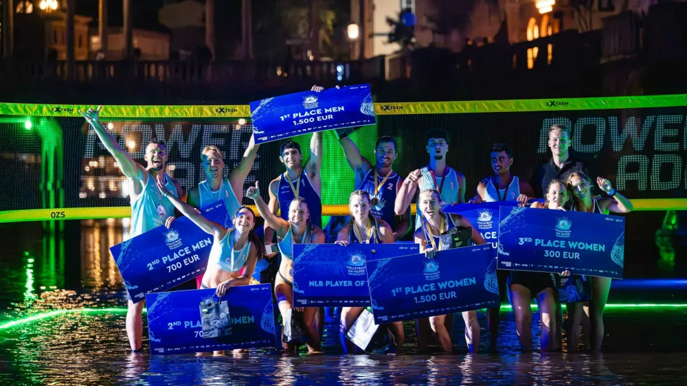 Glavno zgodbo Odbojke na vodi (Volleyball on Water) so spet spisali športniki, ki so se v turnirju na izpadanje pomerili na atraktivnem osvetljenem odru, ki lebdi v Ljubljanici.  Foto: Nik Bertoncelj
