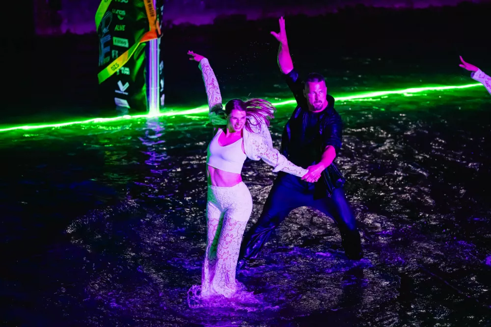 Nočni spektakel je popestril Miha Krušič s plesalci studi pro Danes z zgodbo o Povodnem možu.  Foto: Nik Bertoncelj