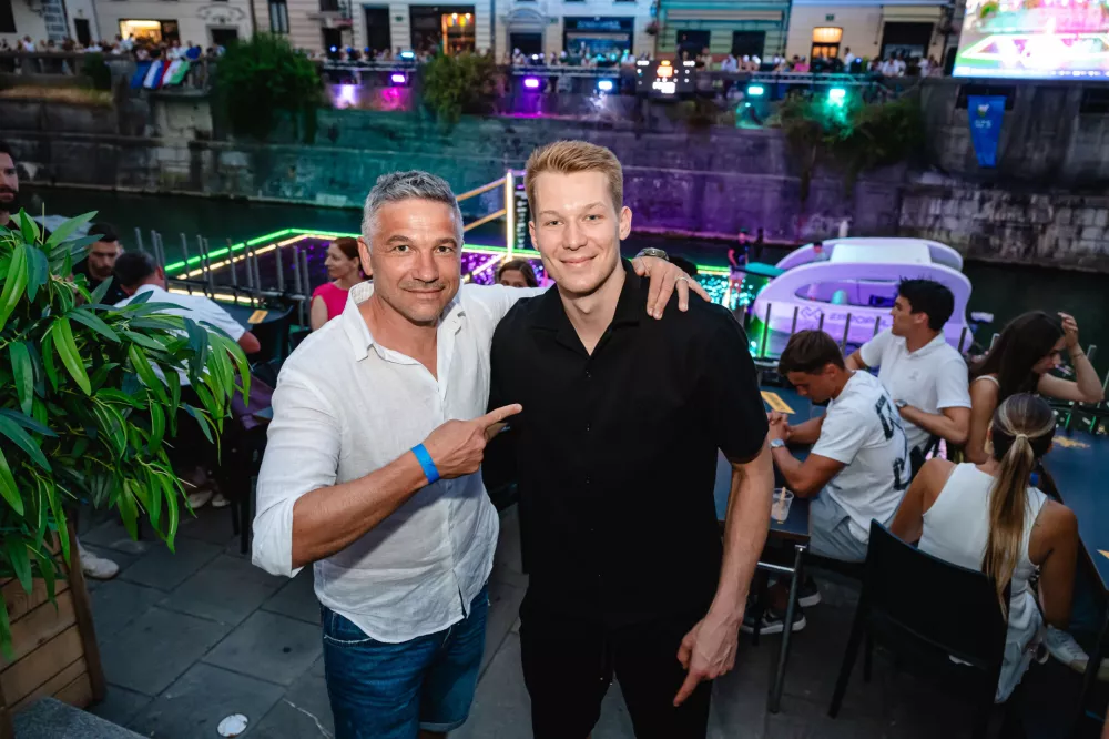 "Oče" projekta odbojke na vodi Simon Rožnik (Extrem) v družbi ambasadorja dogodka, Roka Možiča (na desni). Foto: Nik Bertoncelj