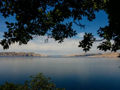 - Cestni odsek med Bakrom in Senjom s pogledom na otok Krk in otok Rab.- Hrvaška,- 26.05.2025. - Reportaža o Jadranski magistrali ob 60. obletnici izgradnje in 70. obletnici začetka gradnje.- Jadranska magistrala, cesta, hrvaška obala.OPOMBA: ZA OBJAVO V OBJEKTIVU!//FOTO: Bojan Velikonja
