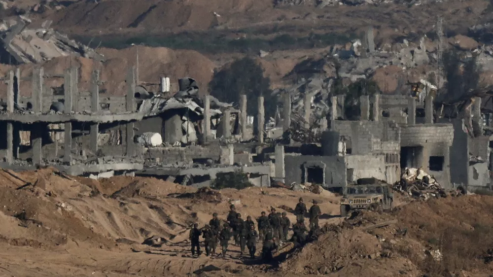 Israeli soldiers operate in Gaza, as seen from the Israeli side of the border, July 6, 2025. REUTERS/Amir Cohen   TPX IMAGES OF THE DAY