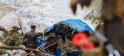 05 July 2025, US, Ingram: A K9 unit with the Texas Game Warden conducts searches in flood damaged areas next to Camp Mystic in Hunt. Photo: San Antonio Express-News/Express-News via ZUMA Press Wire/dpa