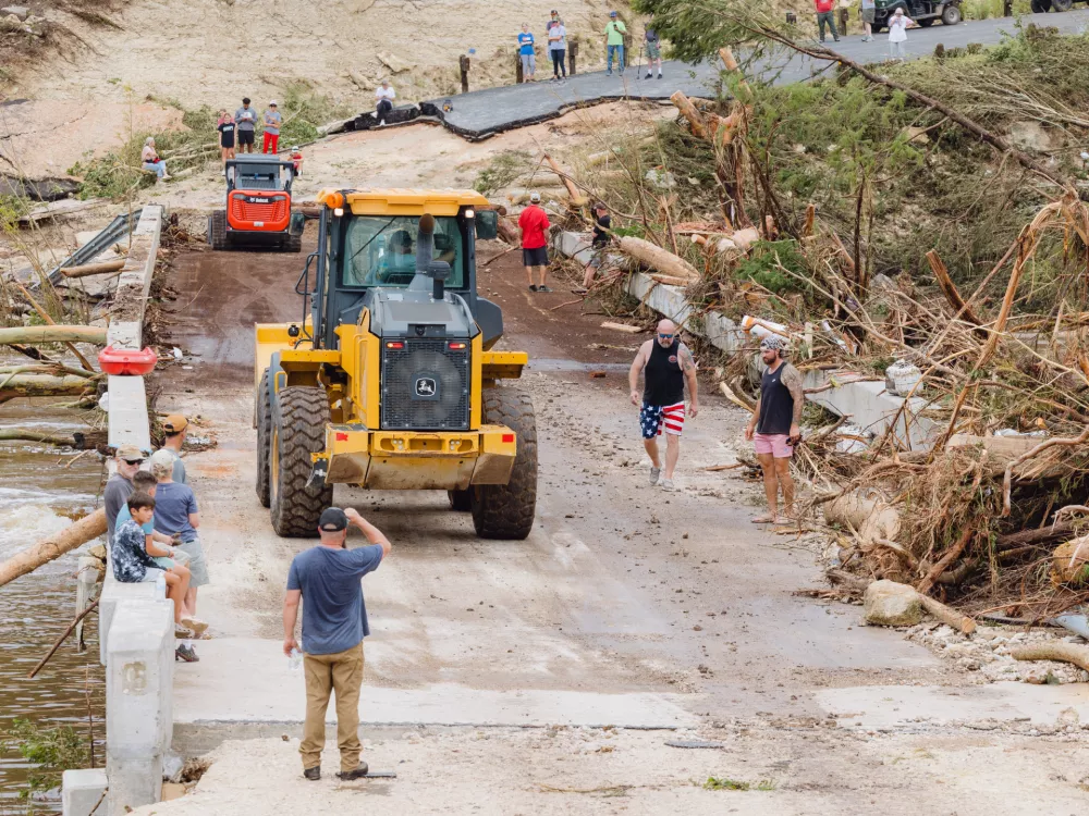 05 July 2025, US, IngramResidents look on as workers start to clear and temporarily repair a bridge connecting TX 39 to a residential area over the Guadalupe River in Ingram. PhotoSan Antonio Express-News/Express-News via ZUMA Press Wire/dpa