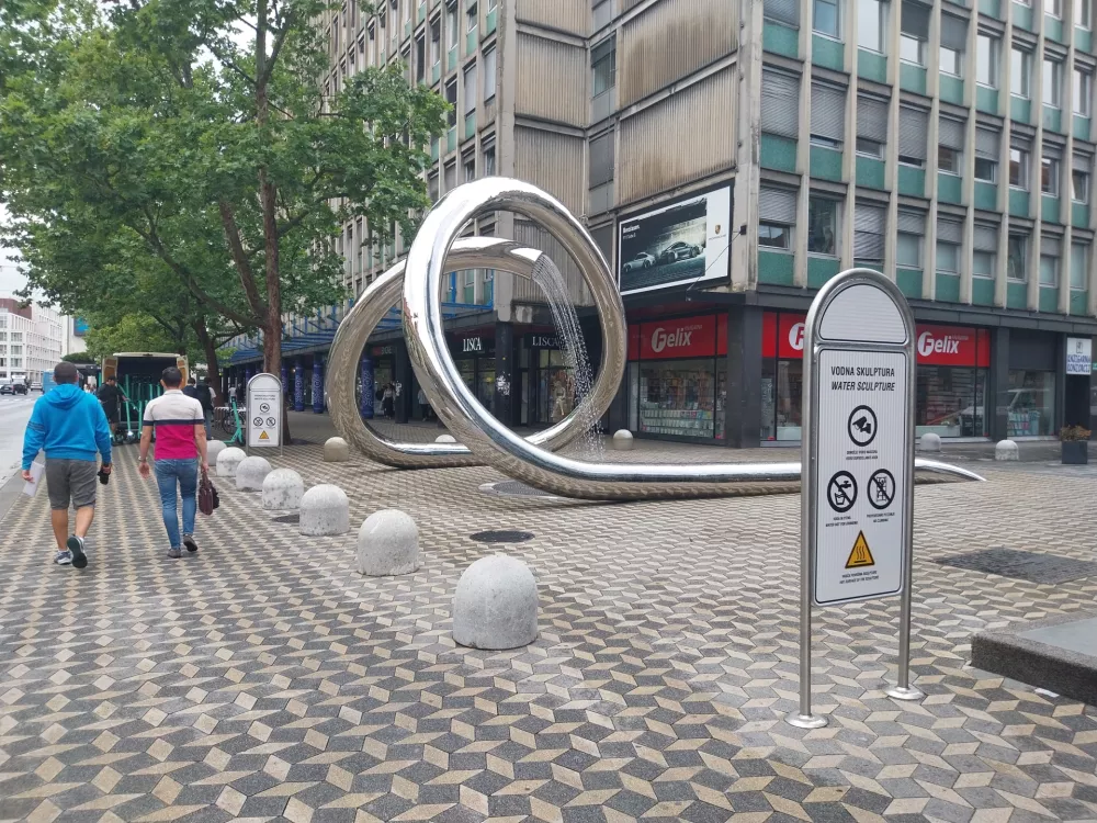 Vodna skulptura na Slovenski cesti