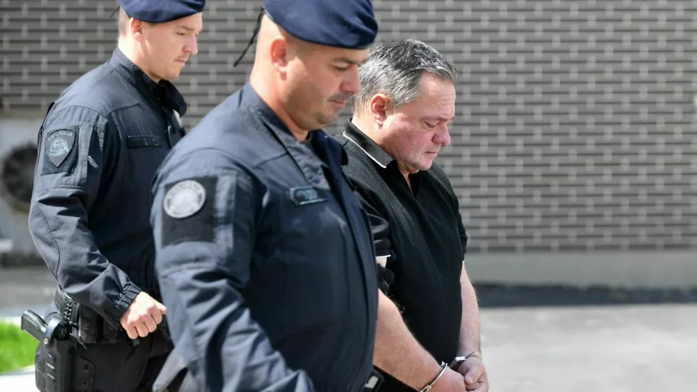 Župnik na poti na zaslišanje na tožilstvo zaradi suma spolnega napada na mladoletnika. 