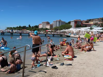 ﻿Portorož, poletna sezona 2020, slovenska obala, plaža, kopalci, centralna porotoroška plaža