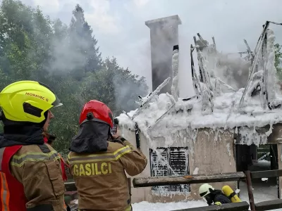 Požar na lovski koči je zanetila strela, nastala je ogromna materialna škoda. 