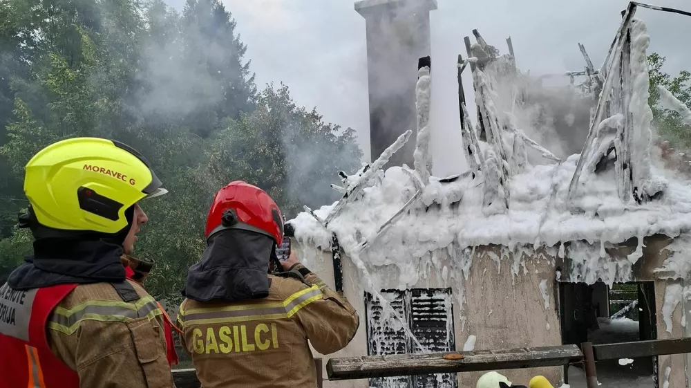Požar na lovski koči je zanetila strela, nastala je ogromna materialna škoda. 