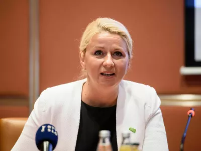 Ljubljana, GZS.Podpis nove kolektivne pogodbe za dejavnost gostinstva in turizma s Sindikatom delavcev gostinstva in turizma Slovenije.Direktorica Turisticno gostinske zbornice Slovenije Klavdija Perger.