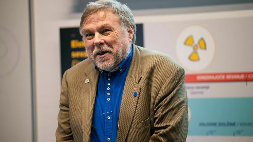 Dol pri Ljubljani, Reaktorski center Podgorica.Srecanje pred zacetkom Dnevov Jozefa Stefana (18. do 23. 3.) s pokusino astronavtskega zajtrka in ogledom reaktorja, predstavili so tudi dejavnost izobrazevalnega centra za jedrsko tehnologijo.Vodja odseka za reaktorsko tehniko Leon Cizelj. 